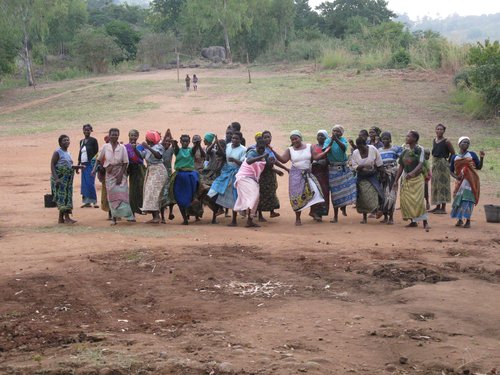 Malwai women thanking volunteers